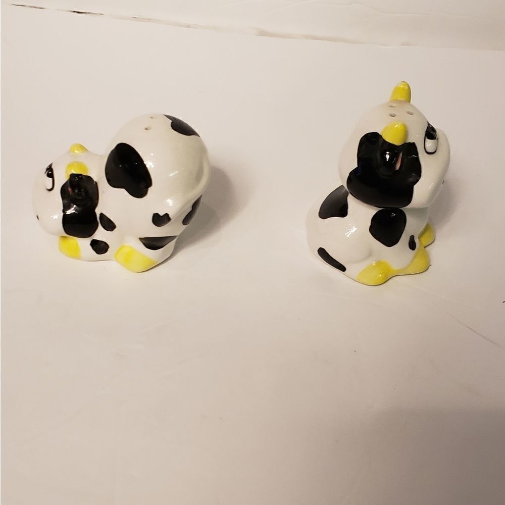 Cow Salt & Pepper Shaker Set - Picture 6 of 8